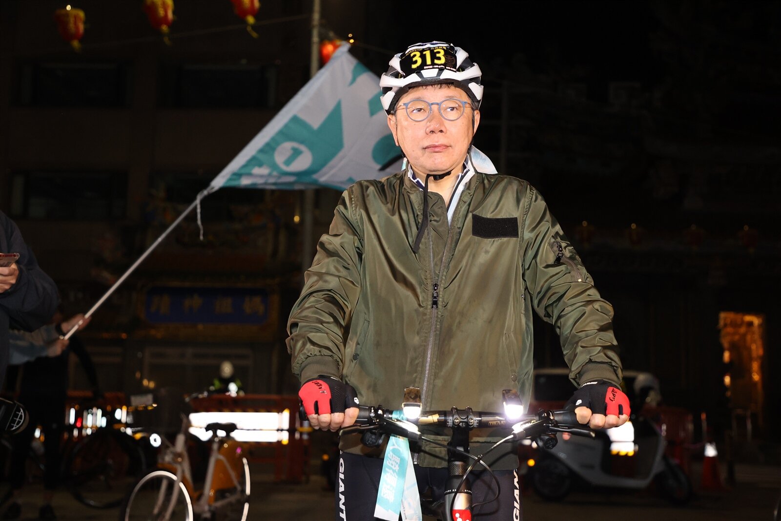 民眾黨主席柯文哲出席「2024 NeverStop永不放棄-北高挑戰行」,一大早從台北關渡宮出發。(記者林伯東/攝影)