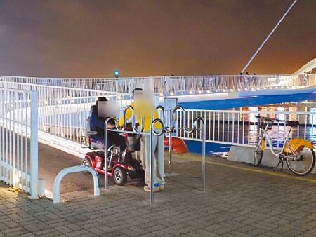 有身障民眾乘電動輪椅前往高雄大港橋，卻因車阻設施卡住，高雄市議員、路權團體認為，應提升大眾素養取代車阻設施，才能建構真正友善無障礙環境。（任義宇攝）