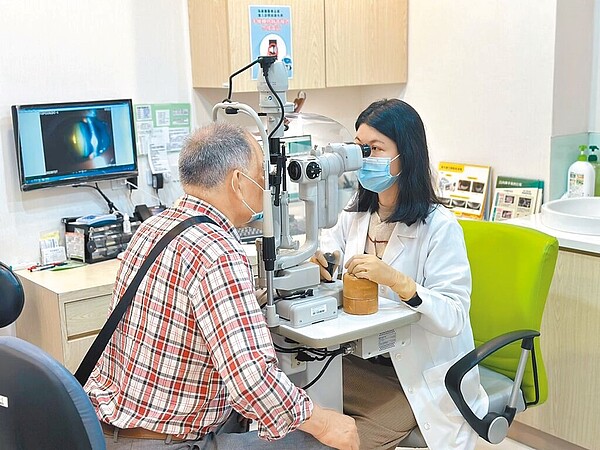 永和大學眼科院長鐘珮禎觀察到,55歲以下罹患白內障的患者變多,其中半數以上都是高度近視患者。圖/鐘珮禎提供