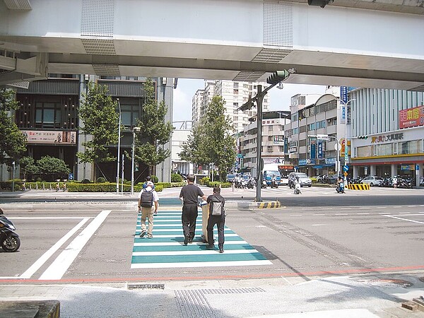 台中市政府守護行人雙管齊下，除增設庇護島外也退縮行穿線位置。圖／交通局提供