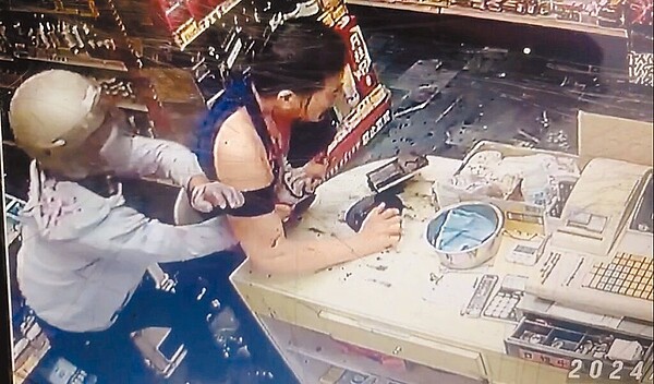 警方鎖定持剪刀刺殺雜貨店老闆的嫌犯(左),正全力緝凶中。圖/讀者提供