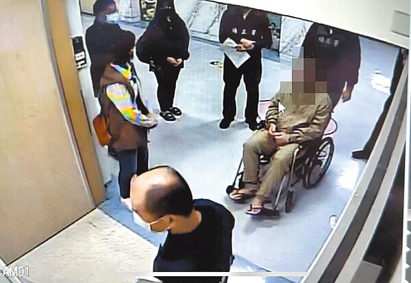 彰化縣伸港鄉3姊弟遭撞飛,服刑中的父親坐輪椅,23日晚間在監所人員戒護下赴院探視。圖/彰基醫院提供