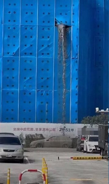 從影片中可見,水泥從約4、5樓的高度往下傾倒,停放在此處的白色車輛首當其衝,全車都被水泥覆蓋,完全變成「泥車」。圖/翻攝FB「爆廢1公社」