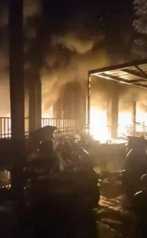 逃生者拍到的火災現場畫面。圖／取材自南方都市報