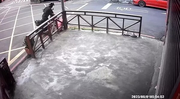 民眾隨地亂丟垃圾,新北去年開出5260件,位居違反廢清法第二名。圖/新北市環保局提供