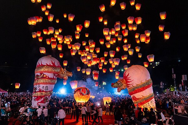 雙龍主燈與龍珠燈接續升空,呈現「雙龍搶珠」活潑生動又富含吉祥喜慶的有趣畫面。圖/新北市政府提供