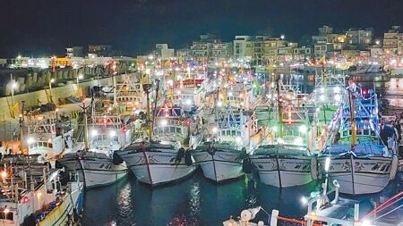 
澎湖外垵漁港最美元宵夜，24日一連三暝的百艘船燈漁火映照，讓外垵漁港美極了。（許逸民攝）
