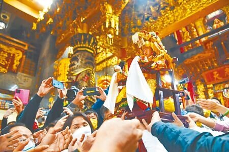 苗栗縣通霄鎮拱天宮白沙屯媽祖進香活動,預計3月18日啟程出發,廟方近日開放報名,截至目前已有13.5萬人報名創下新紀錄,廟方25日指出,因進香背心已全數發罄,即日起到3月14日期間,報名費從700元調降到500元。(本報資料照片)