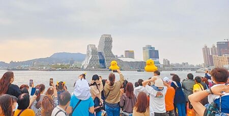 
黃色小鴨25日展期最後一天，上萬民眾把握最後與小鴨相聚的時光，到場拍照捕捉小鴨最後身影。（柯宗緯攝）
