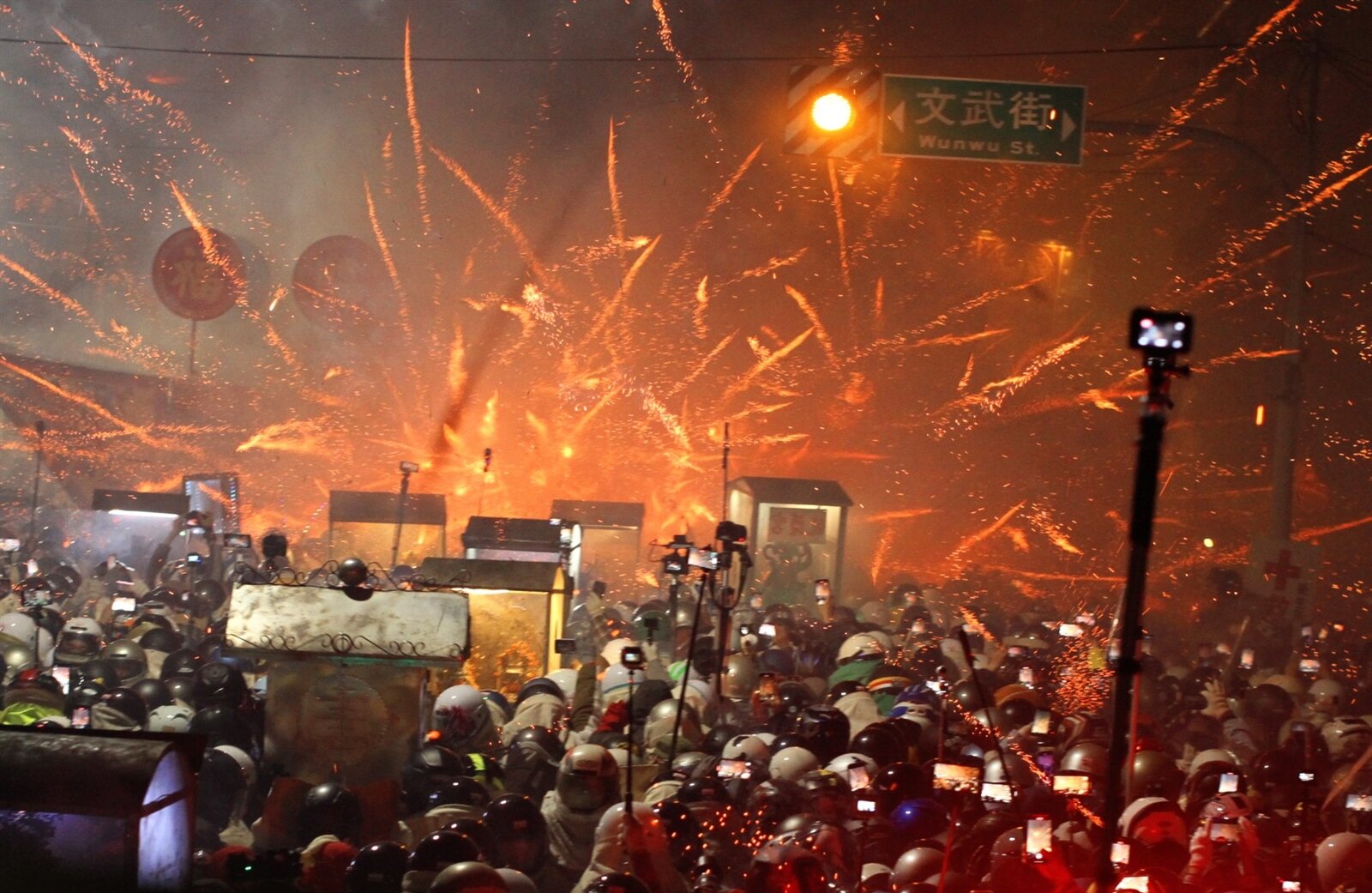 台南鹽水蜂炮昨晨5點許才落幕，創下歷年之最。記者謝進盛／攝影 