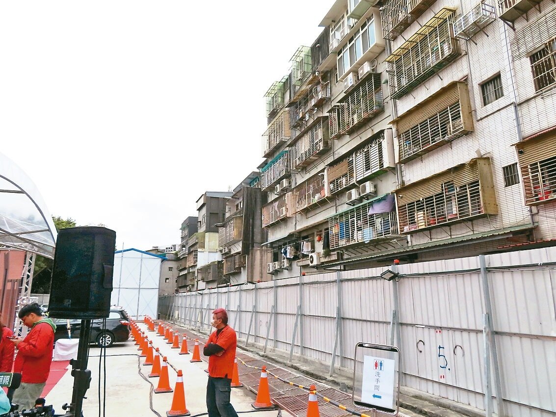 三重興華地下停車場工地與民宅相近，市府透過加強監測並與住戶溝通，確保安全。記者葉德正／攝影 