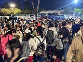 燈會高鐵燈區散場塞爆　遊客抱怨