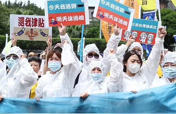 夜班獎勵嚴重不均，地區醫院湧現護理師離職潮。台灣社區醫院協會將於三月八日上街頭，目前已有一、兩千名護理人員報名。圖為護理師參加去年十月醫療勞權大遊行。圖／聯合報系資料照片