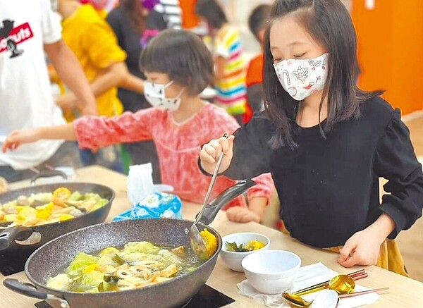 基隆市政府宣布3月1日起,額外增加補助國中小午餐每人每餐10元,讓基隆市學校營養午餐費用趕上雙北市水準。圖/基隆市政府提供