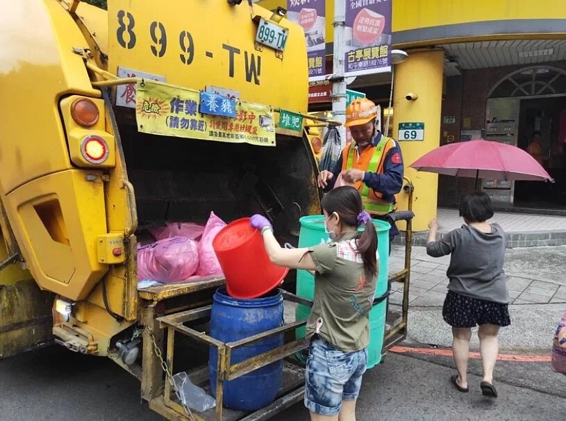 回收廚餘與堆肥是許多家庭主婦日常，不過在新北新店卻出現垃圾車拒收廚餘的情況。圖為回收廚餘與堆肥示意圖。圖／新北環保局提供
