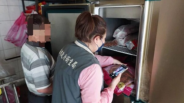 台中市金安記食品廠生產的「香辣豬肉乾」含有蘇丹色素,有120公斤賣到台南,南市衛生局查察。圖/南市衛生局提供