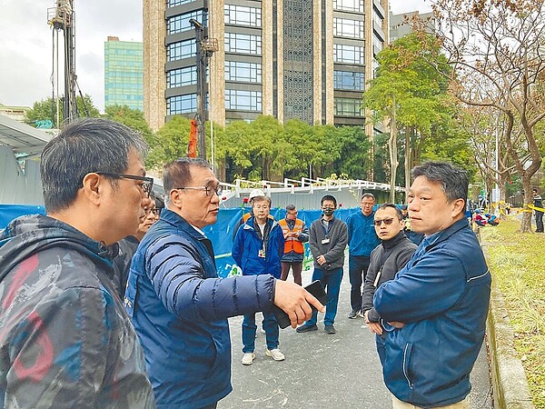 台北市慶城街一處都市更新工地發生塌陷意外,台北市副市長李四川(左二)25日上午到場視察,塌陷處24日下午已全部填平,早上10時開放雙向通車,並於晚間重新銑鋪AC瀝青。圖/台北市政府提供