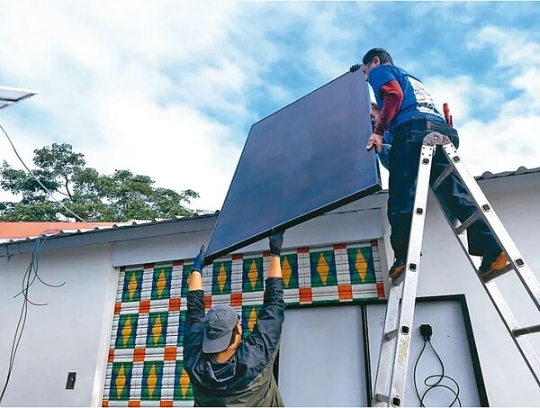 荒野保護協會在花蓮2家小學堂的屋頂建置太陽能板,1年可發1萬多度電。圖/荒野保護協會提供