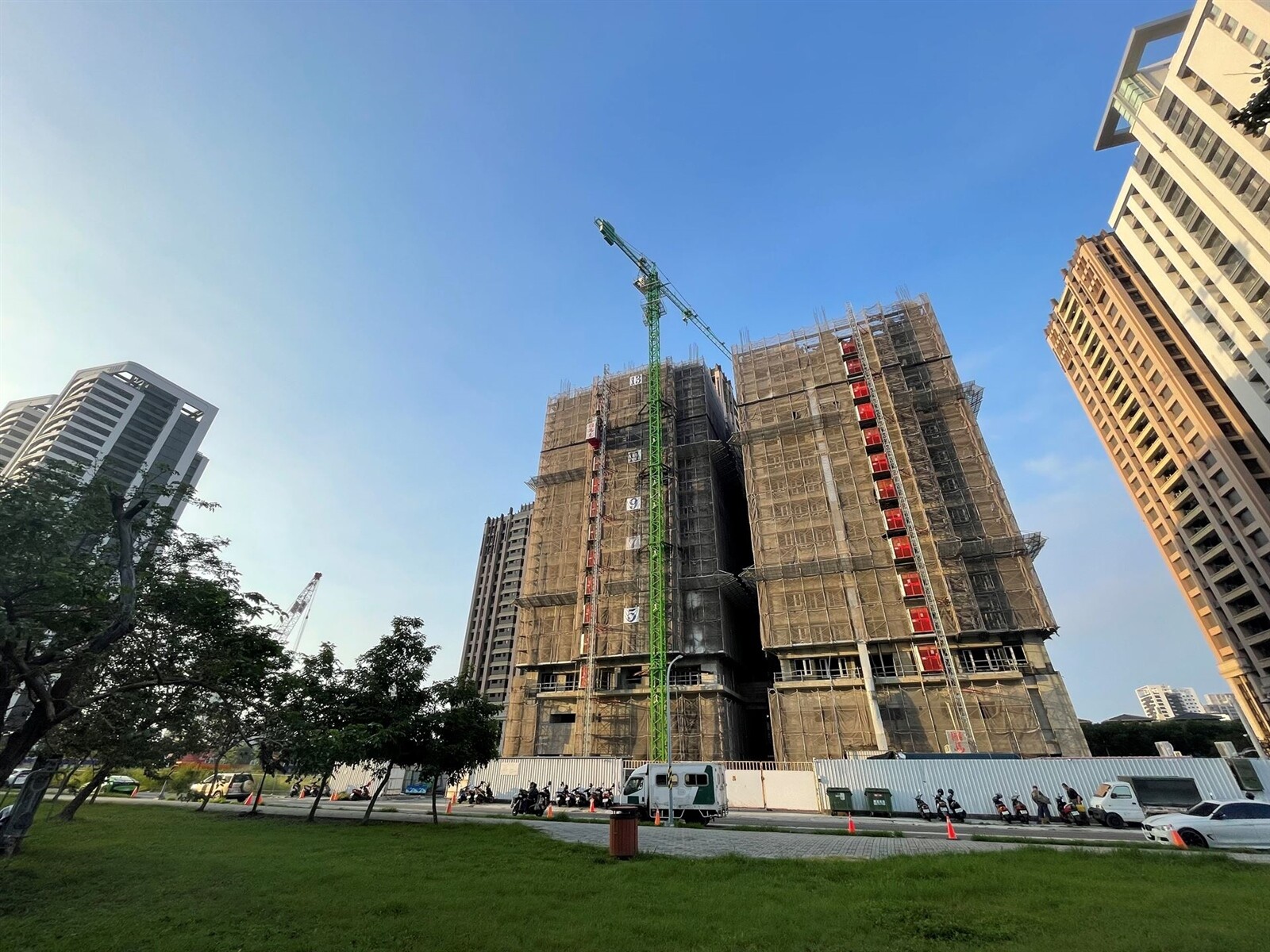台南房價「這3區」竟跌了! 地政局曝原因 2023年下半年五都預售屋房市回暖,台南2023H2預售屋交易量較H1減少32%,成唯一負成長的直轄市。房市示意圖/永慶房屋提供