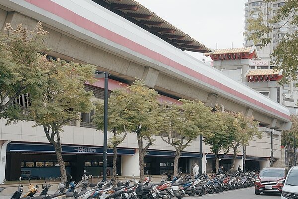 捷運新北投站交通便捷,周邊生活機能完善。圖/現場提供