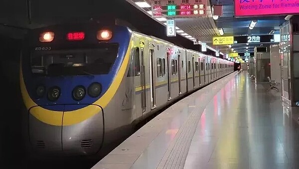 台鐵板橋站2月24日發生一起76歲婦人落軌意外,一旁機警的18歲永平高中李姓男學生當即立斷跳下月台救人,成功化解一場悲劇發生。示意圖/聯合報系資料照