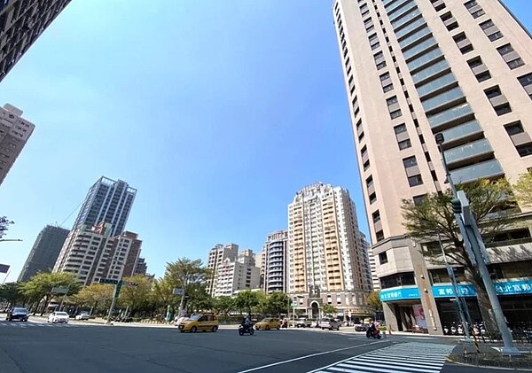 高雄市左營區福山里2024年1月人口數達4.5萬人,登全台最大里。圖/台灣房屋高鐵重愛店提供