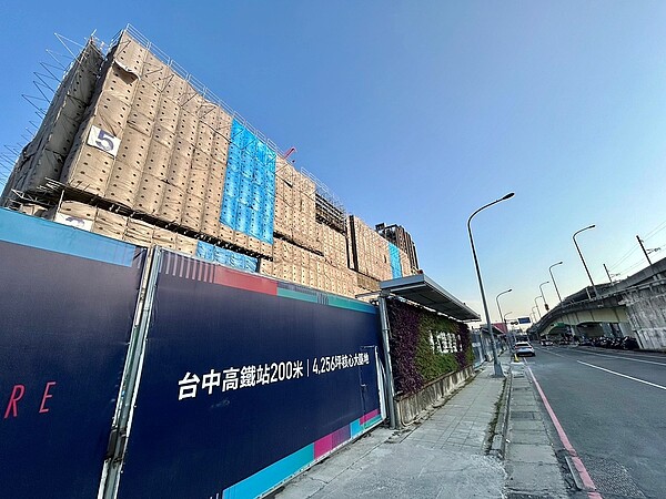 商仲看央行升息:房、地價仍難降 今年房市最大變數「是它」 2023年台中高鐵站全年旅客量首度突破千萬人次,高鐵站所在的烏日區預售住宅大樓交易量年增129%,一年賣出將近千戶「高鐵宅」。圖/好房網News記者林和謙/攝