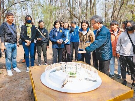 
雲林縣政府規畫與農業部林業試驗所「四湖海岸植物園」合作，26日縣長張麗善（左四）前往植物園了解整建計畫。（張朝欣攝）
