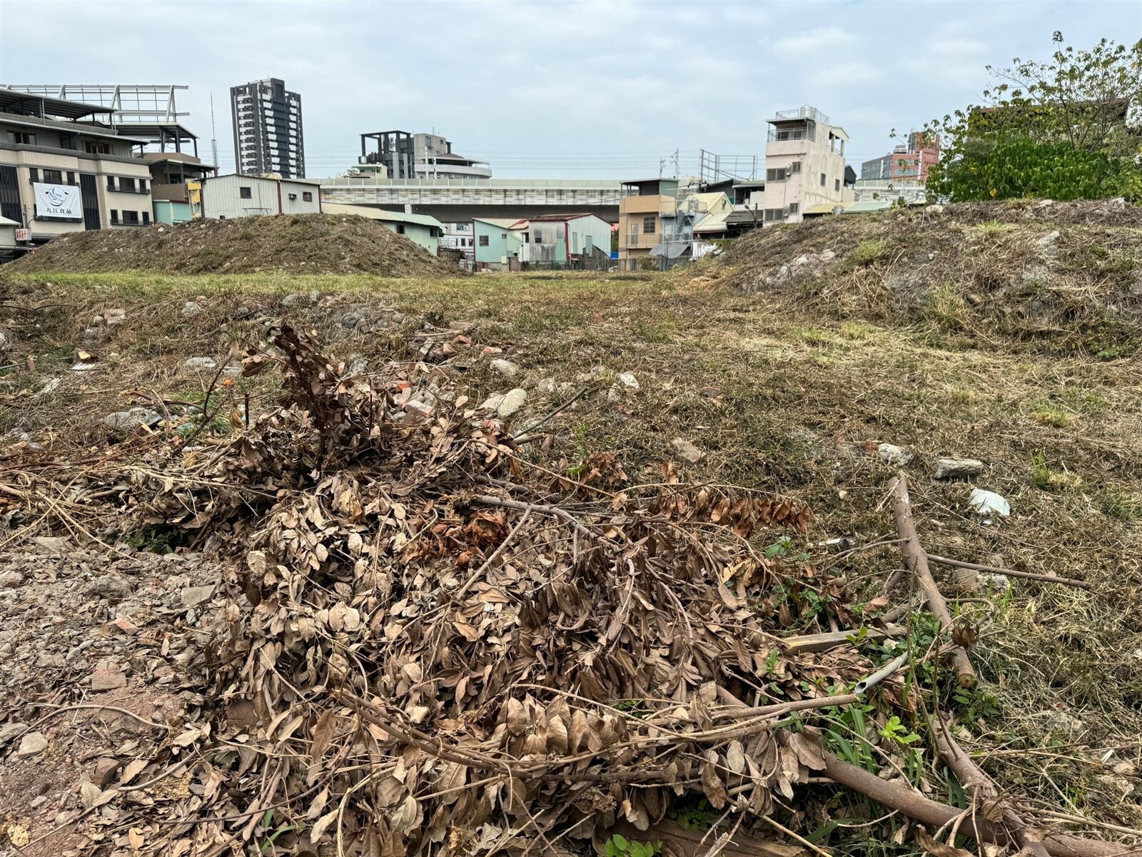 台中市東區新闢「泉源糖廠停車場」離動工典禮已一年,但施工毫無進度,交通局解釋,因挖到大量廢棄土,廠商解約,目前重新招標。記者陳秋雲/攝影