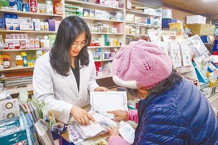 健保署日前公布最新藥價,4551項藥品價格遭調降。藥師公會全國聯合會理事長黃金舜指出,預估半年後可能出現一波缺藥潮,呼籲健保署應集中採購「地板價」藥品。圖為藥師對民眾說明用藥情形。(鄧博仁攝)