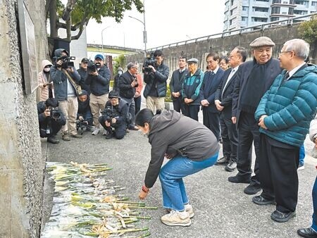 
政治受難者、家屬代表26日於白色恐怖景美紀念園區不義遺址牌面獻花，向民主前輩致意。（高鈞麟攝）
