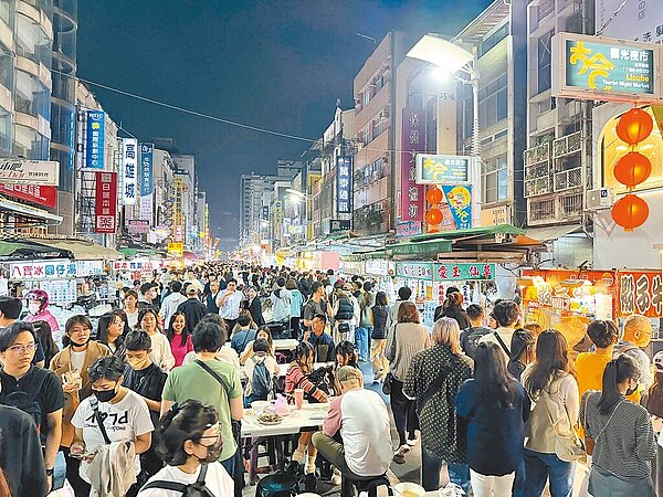 高雄商圈、夜市自從黃色小鴨在愛河灣展出之後，人流明顯提升，春節檔期更是明顯，過年的業績比起去年同檔期成長5成。（高市經發局提供／柯宗緯高雄傳真）