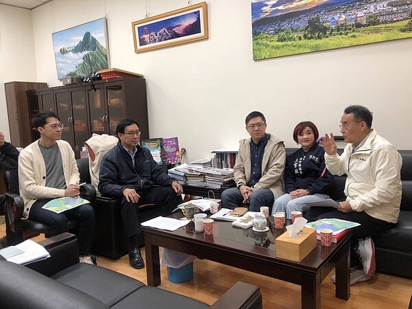 竹東鎮長郭遠彰（左二）多次向縣長楊文科表達竹東生命園區的規畫願景，期望縣府能支持，也與縣議員鄭朝鐘、上官秋燕和縣府對此構想交換意見。圖／郭遠彰提供