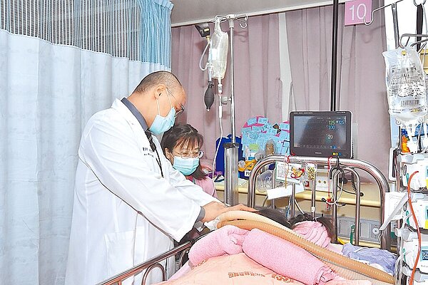 彰化縣伸港鄉3名姊弟遭撞飛事件引發社會關注,26日傳來消息,受傷的姊姊不僅對光有反映,2姊妹的血壓與心跳都恢復正常,挺過最危險的72小時。(彰基提供/吳建輝彰化傳真)