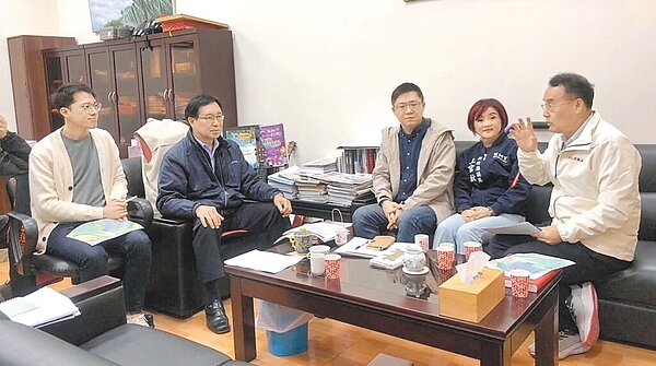 新竹縣竹東鎮長郭遠彰（左二）與縣府民政處長謝明輝（右一）近日就擴大竹東生命園區構想交換意見。（竹東鎮公所提供／邱立雅竹縣傳真）