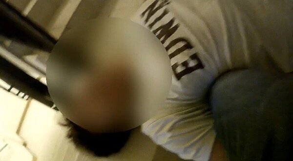 徐男在大樓外牆一路爬到11樓，隨即想進入逃生梯意圖逃逸，不過員警早在樓梯間等他當場遭壓制。記者周嘉茹／翻攝