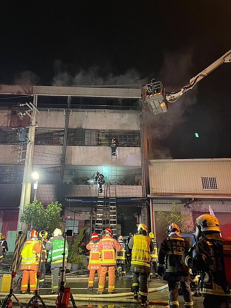 豐原區今天凌晨發生民宅大火,救出7人,3人受傷送醫。圖/台中市消防局提供