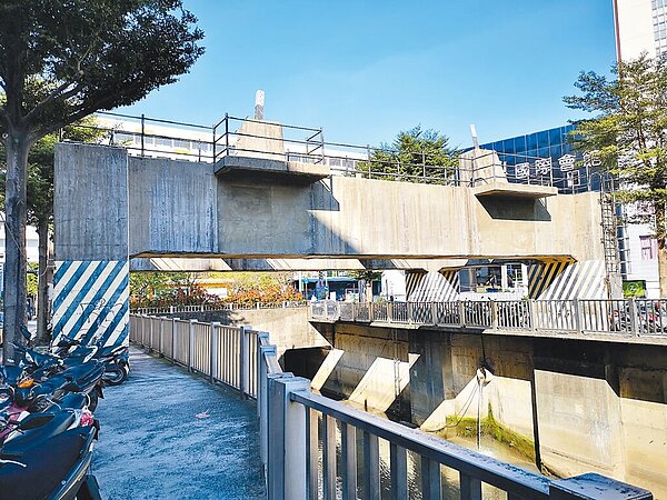 中和區內共有26座高壓電塔,嚴重影響市容,2022年9月間台電陸續完成拆除21座電塔及混擬土基座,但在中和大排一帶遺留的5座基座卻遲遲未拆除,不僅占據空間,更有礙景觀。(新北市經發局提供/高鈞麟新北傳真)