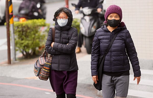 強烈大陸冷氣團明天持續影響,中央氣象署今傍晚發布9縣市低溫特報,可能跌破10度,估影響至明晚。示意圖。圖/聯合報系資料照