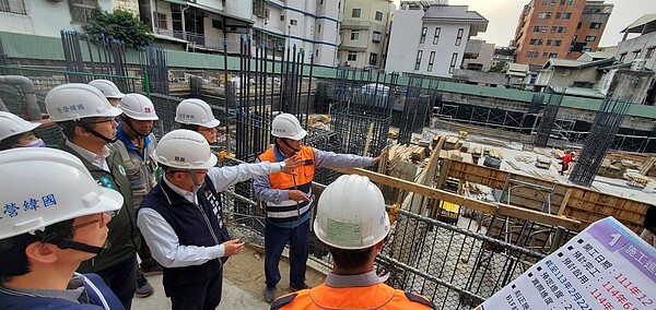 建設局長陳大田率團視察美村綜合服務園區工程。圖／台中市建設局提供