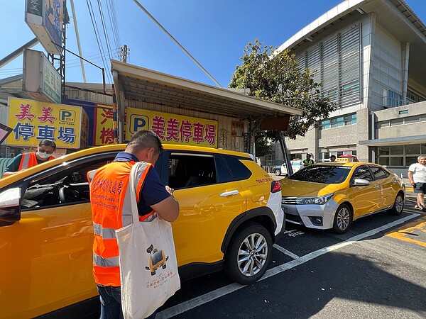 交通局宣導計程車應按表收費。圖／台中市交通局提供