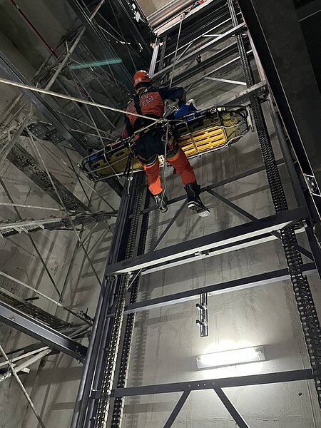 淡水區新春街某建築工地今天發生工安意外，1名33歲胡姓包商上午使用汽車用升降梯，搬運材料準備施作消防工程，整個升降平台不明原因由1樓墜落到地下3樓，消防隊用繩索將胡男吊掛回地面，送醫途中已無生命徵象。記者林昭彰／翻攝