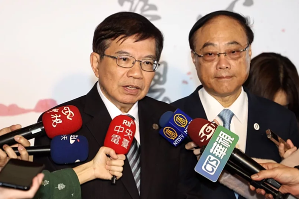 交通部長王國材（左）表示，期盼兩岸善意往來，去年台灣已經釋出善意，現在在等待對岸的善意，只有善意，兩岸觀光才能柳暗花明。聯合報資料照片
