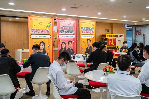 年後轉職潮啟動,求職者逐高薪而居,永慶房屋單日有近百人面試。圖/永慶房屋集團提供