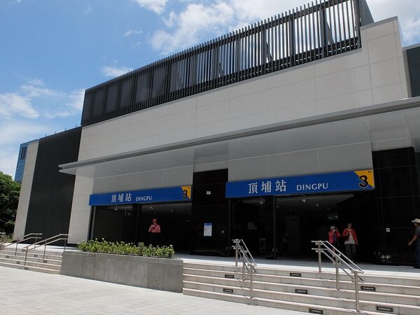 台北捷運頂埔站3號出口外觀。圖／維基百科