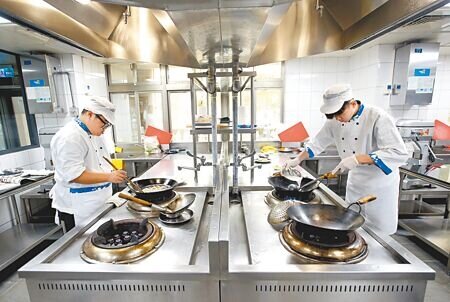 疫情解封後,餐飲旅宿業嚴重缺工,業者祭出高薪吸引相關科系學生。圖為萬能科技大學餐飲管理系學生正在練習中式料理。(范揚光攝)