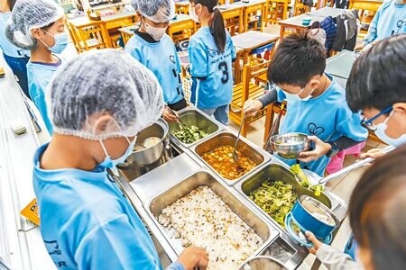 
新竹縣國中小免費營養午餐因應原物料上漲，學生每人每餐將加碼10元，9月113學年度將正式上路。（羅浚濱攝）
