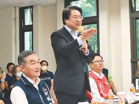 內政部長林右昌(中)。(本報資料照片)