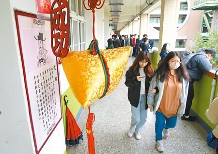 大考中心27日公布今年學測成績統計資料,專家估,今年進台大二類組理工學系要4科51級分以上,進清大、陽明交大及成大的門檻是49級分。(本報資料照片)