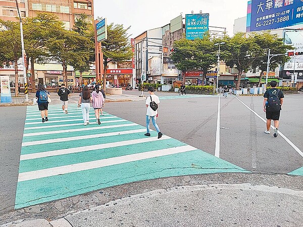 彰化縣長王惠美27日在擴大主管周報時,指示交通及工務單位全面清查檢視行人通行動線,精進各項交通作為,以保障行人安全。(彰化縣政府提供/孫英哲彰化傳真)